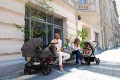 Kinderkraft A-Tour Light Grey 3-in-1 Kinderwagen Incl. Autostoel KSATOU00LGR3000 -Kinderwagenserie Winkel kinderkraft a tour kinderwagen sfeerfoto 2