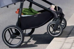 Kinderkraft Nea Midnight Black 2-in-1 Kinderwagen KSNEA000BLK2000 -Kinderwagenserie Winkel kinderkraft nea 2 in 1 kinderwagen sfeer 8